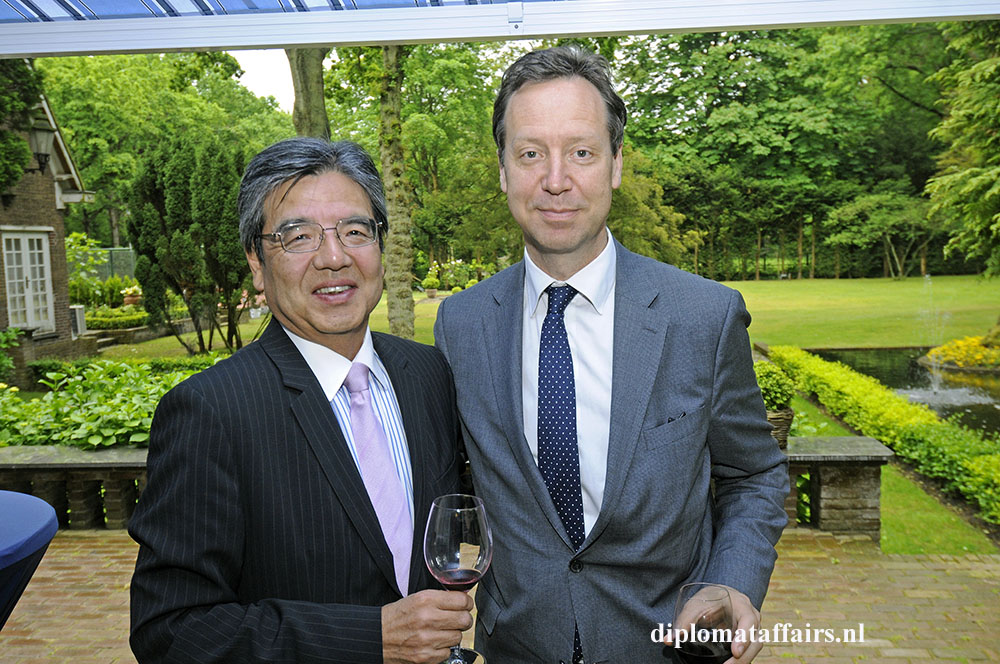 800.jpg Ambassador Hiroshi Inomata and Mr. Roelof van Ees