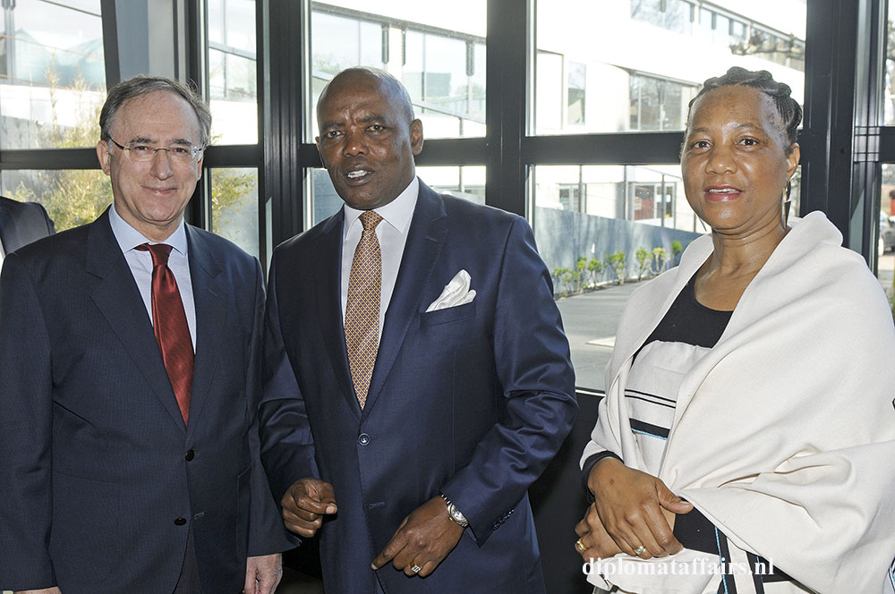 Photo 7 left Ambassador of Spain Fernando Arias Photo 7 left Ambassador of Spain Fernando Arias