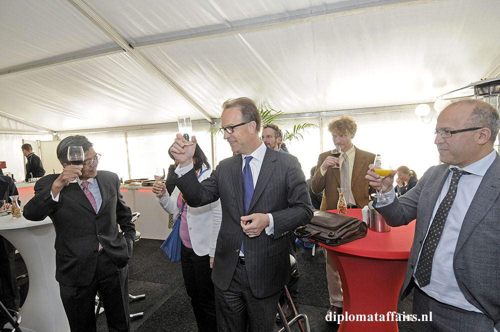 Photo 10 Ambassador of Japan Hiroshi Inomata, Japanese garden Clingendael April 2016