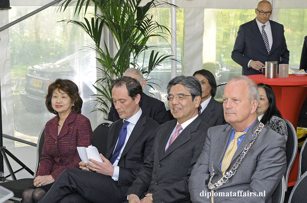 Photo 3 Mrs. Midori Inomata, Mr. Boudewijn Revis, Ambassador of Japan Hiroshi Inomata, Mayor Jan Hoekema, Japenese garden The Neterlands April 2016