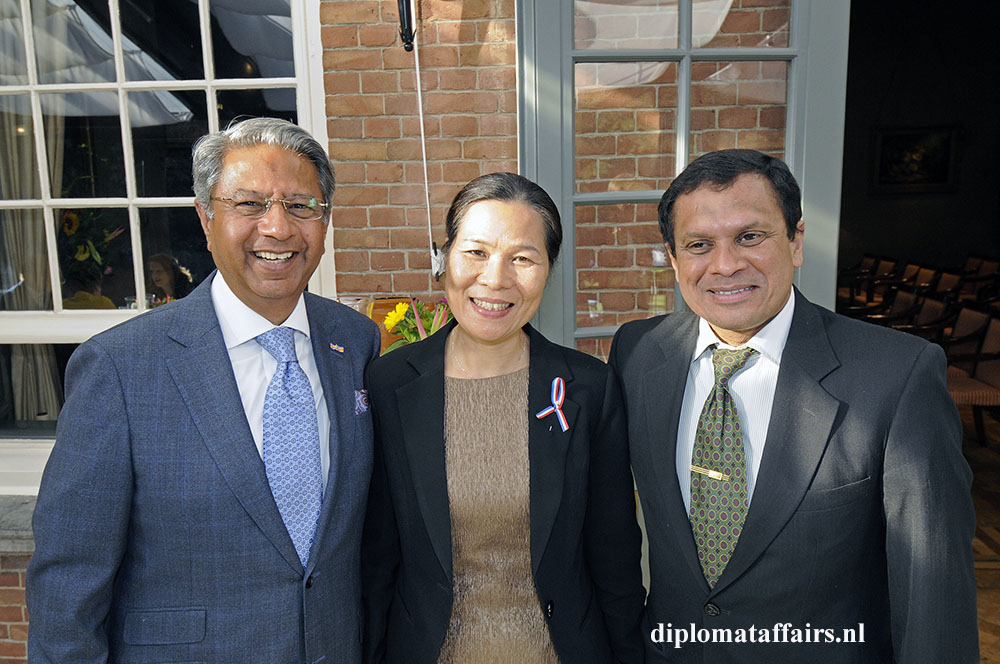 1556.jpg-middle-Vietnam-H.E.-Ms.-Ngo-Thi-Hoa-right-H.E.-Mr.-A.M.-J.-Sadiq-Sri-Lanka