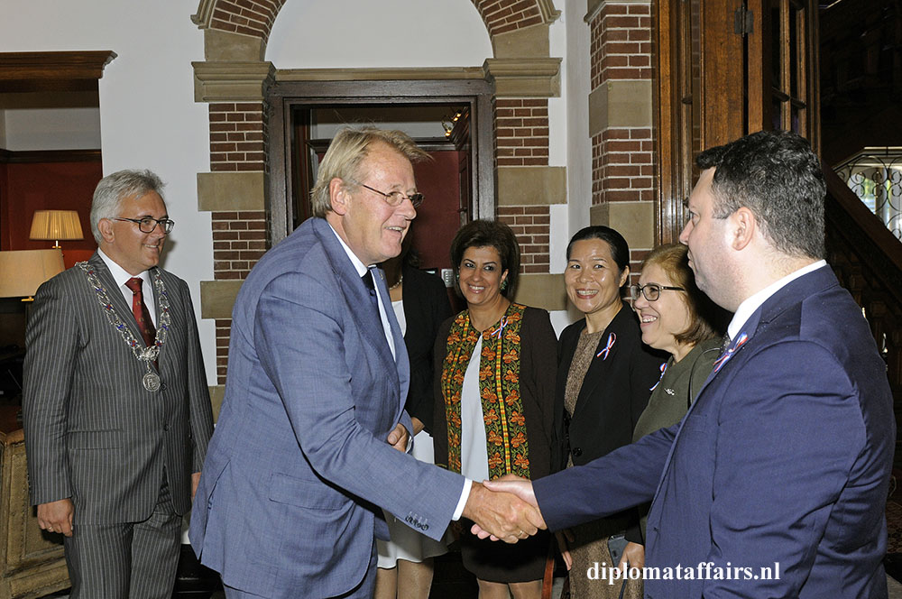 3-KC-Mr.-Jaap-Smit-warmly-welcome-the-new-Ambassadors-at-Diplomat-Club-Wassenaar