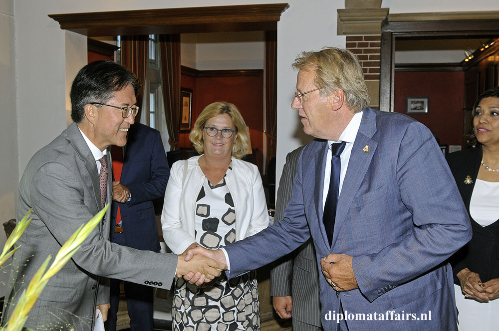 3-Korea-H.E.-Mr.-Yun-Young-Lee-mrs.-Hilgen-Smit-Boersma-Mr.-Jaap-Smit