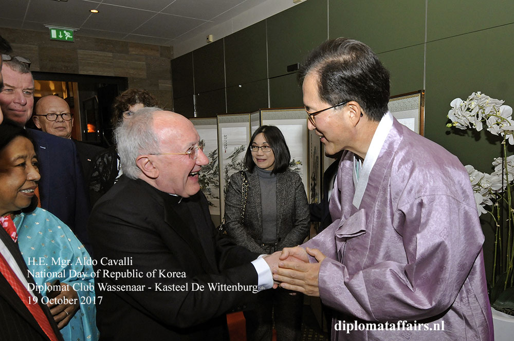 6 H.E. Mgr. Aldo Cavalli, H.E. Mr. Yun Young Lee 6 H.E. Mgr. Aldo Cavalli, H.E. Mr. Yun Young Lee