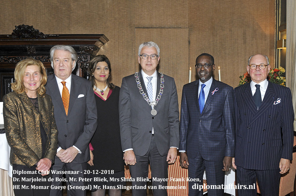 649.jpg Dr. Marjolein de Bois, Mr. Peter Bliek, Mrs Shida Bliek, Mayor Frank Koen, HE Mr. Momar Gueye (Senegal) Mr. Hans Slingerland van Bemmelen Diplomat Club Wassenaar Diplomat Affairs Magazine 649.jpg Dr. Marjolein de Bois, Mr. Peter Bliek, Mrs Shida Bliek, Mayor Frank Koen, HE Mr. Momar Gueye (Senegal) Mr. Hans Slingerland van Bemmelen Diplomat Club Wassenaar Diplomat Affairs Magazine