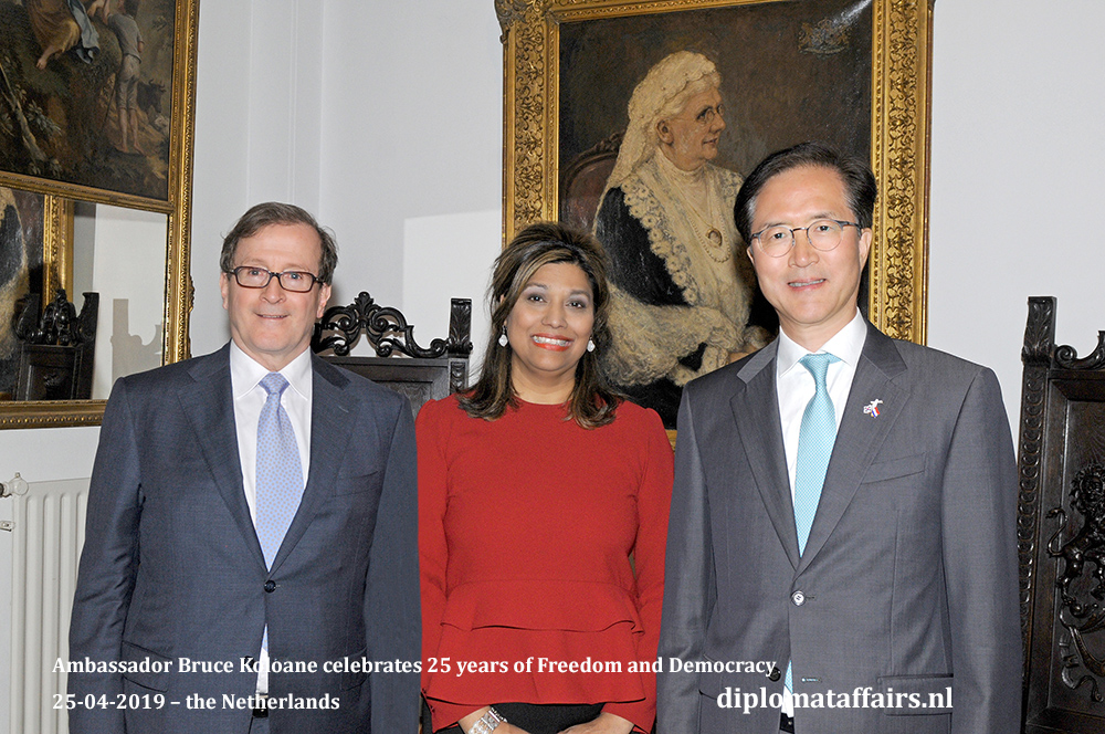 11a. From left to right, H.E. Mr. H. Horacio Salvador Ambassador of Argentina, Mrs. Shida Bliek Founder Diplomat Club Wassenaar, H.E. Mr. Yun Young Lee Ambassador of South Korea 11a. From left to right, H.E. Mr. H. Horacio Salvador Ambassador of Argentina, Mrs. Shida Bliek Founder Diplomat Club Wassenaar, H.E. Mr. Yun Young Lee Ambassador of South Korea