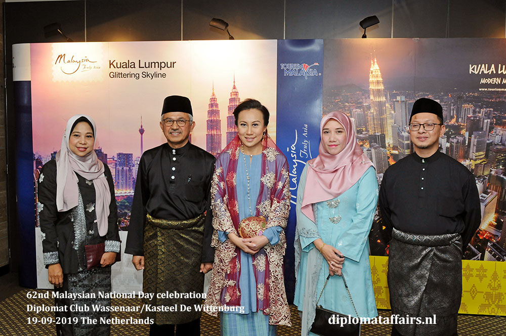 6b. jpg Ambassador Dato’ Ahmad Nazri bin Yusof and Mrs Linda Zin with Ms. Rosbi Mamat (left) and Ms. Kartini Maruzi and Dr. Mohd Norhisyam Mohd Yusuf