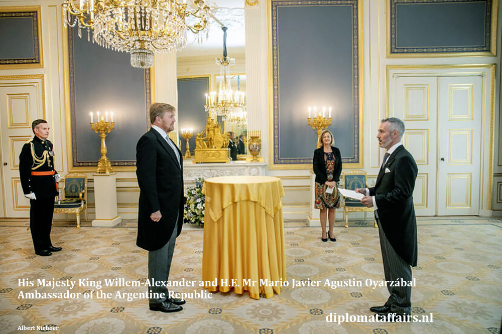 HM King Willem Alexander and H.E. Mr Mario Oyarzábal Ambassador of Argentina